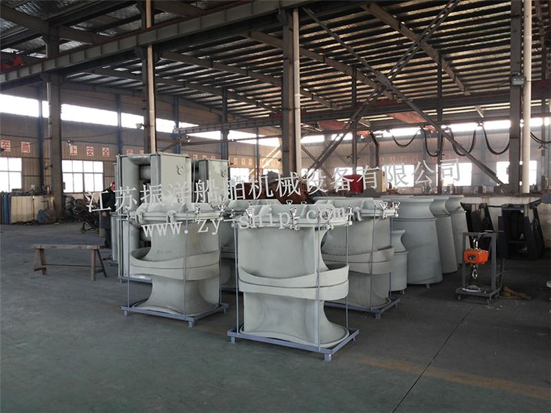 带舱盖的导缆孔